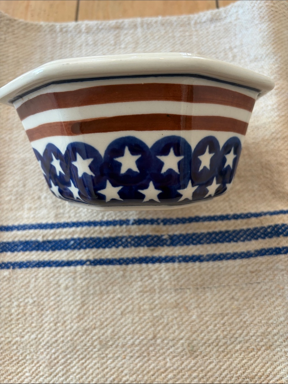 Boleslawiec Hand-Made Polish Ceramic Octagonal Dish in Red,Navy and White